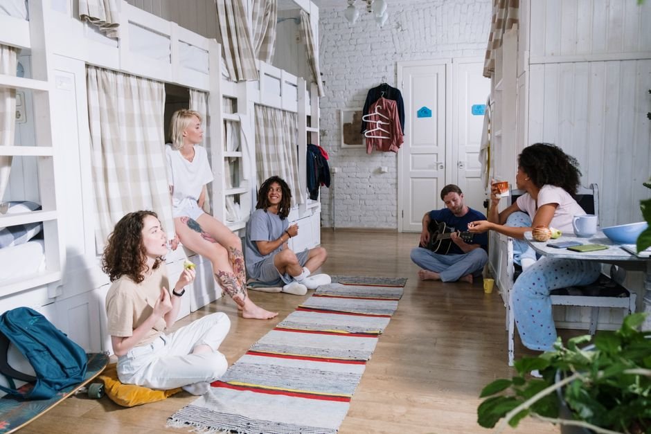 Gérer un Airbnb à Voiron : ce que change vraiment une conciergerie locale au quotidien